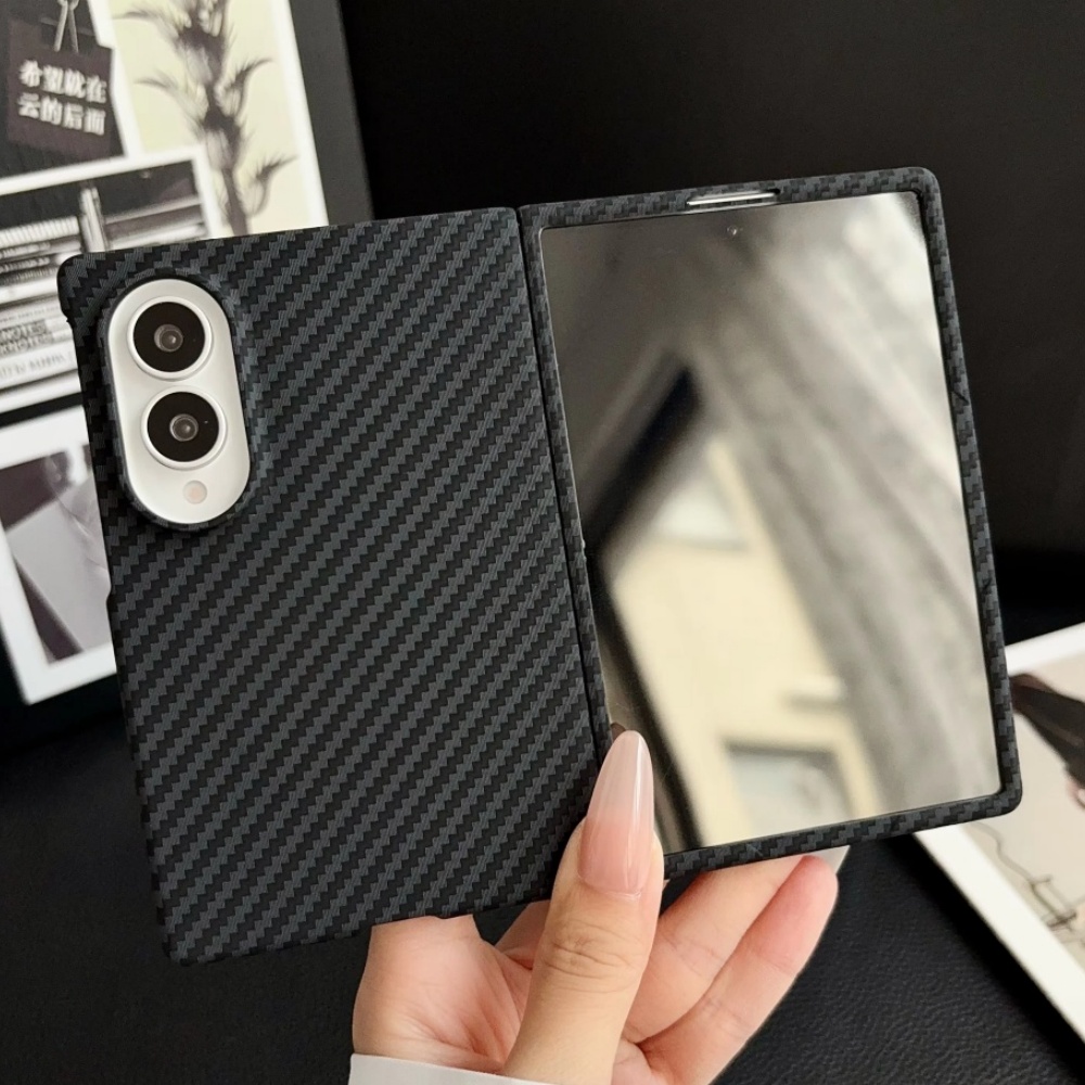 Screen Protectors - غطاء من ألياف الكربون متوافق مع